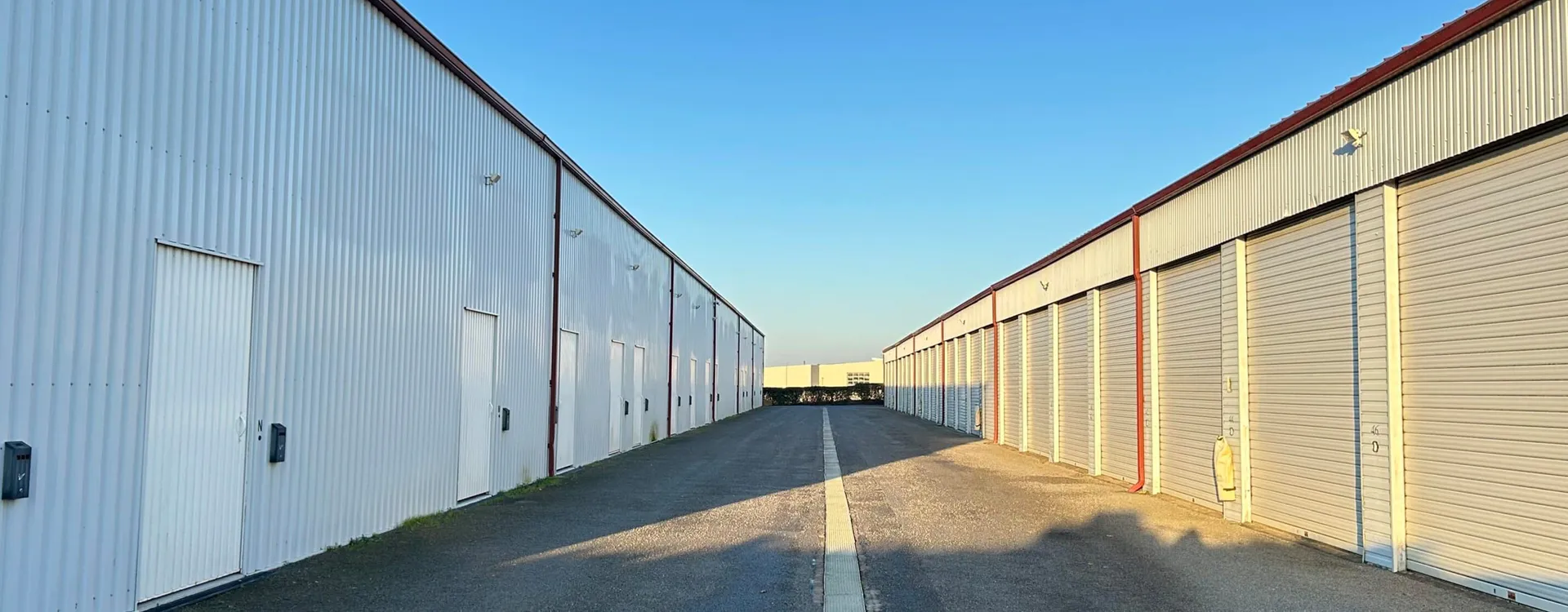 L'allée entre les box et les garages All Box