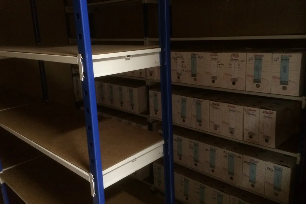 Étagères d'archives dans un box All Box