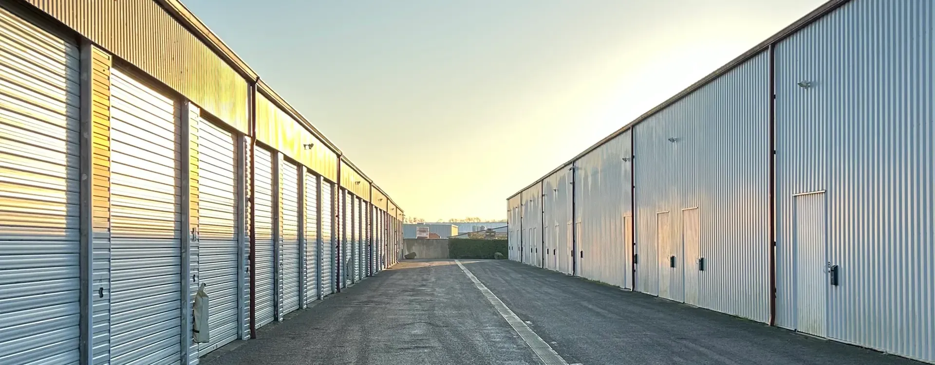 L'allée entre les bâtiments de box et de garages All Box